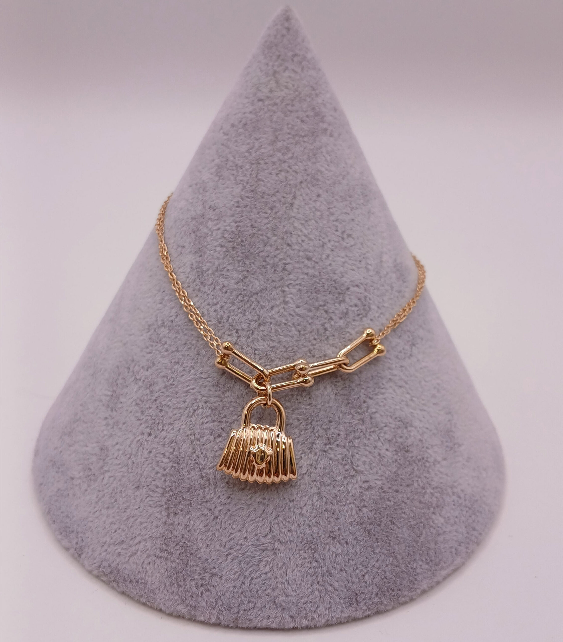 دستبند تیفانی طرح آویز کیف 1.1 تصویر دستبند تیفانی طرح آویز کیف 1 | خرید بهترین و جدید ترین طرح های طلا و جواهر در پرنس تهران بهترین قیمت با پرنس تهران